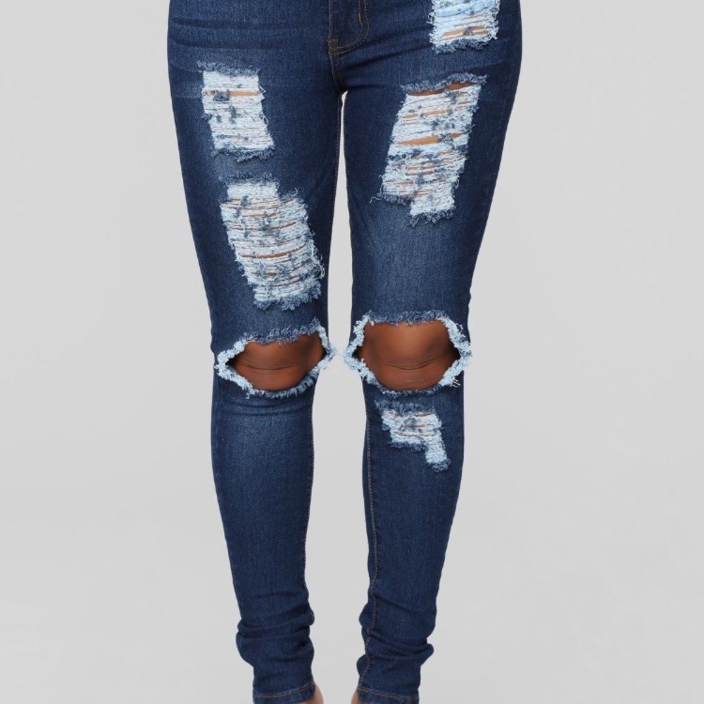 Blue ripped jeans 😍 Boyfriend jeans.